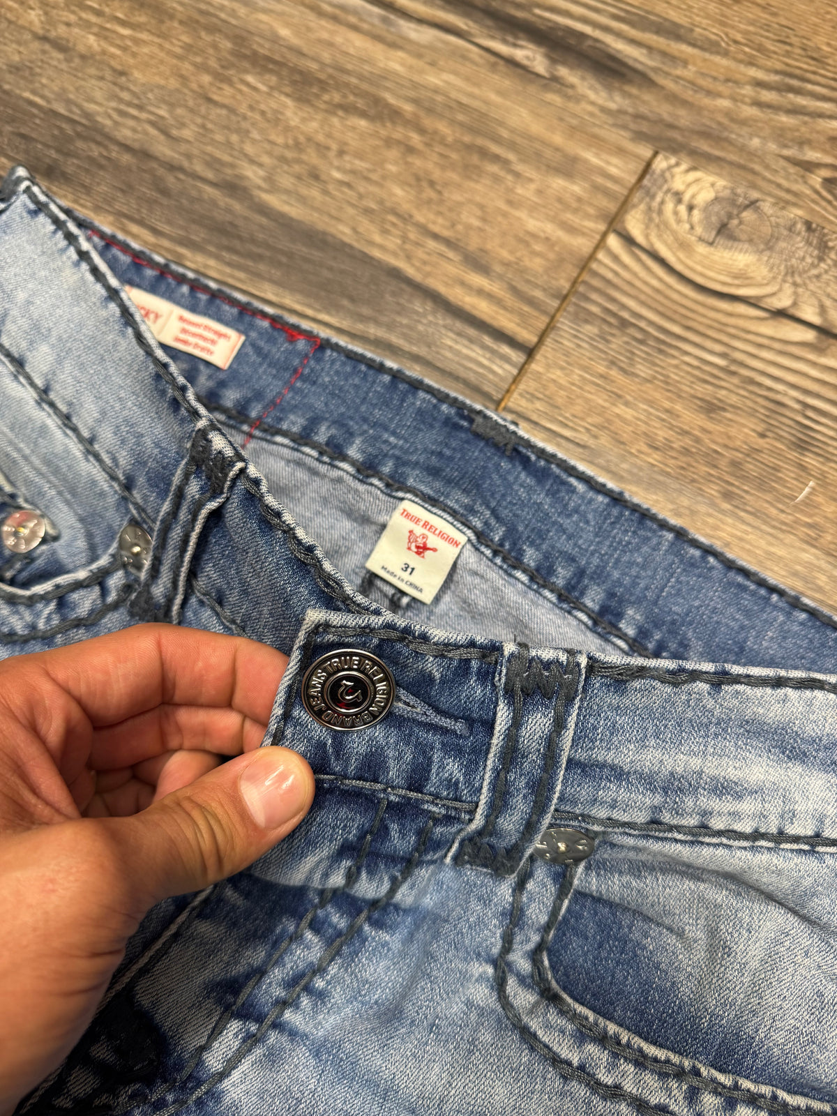 TRUE RELIGION SUPER-T STITCH FLAPLESS LIGHTWASH JEANS (31)