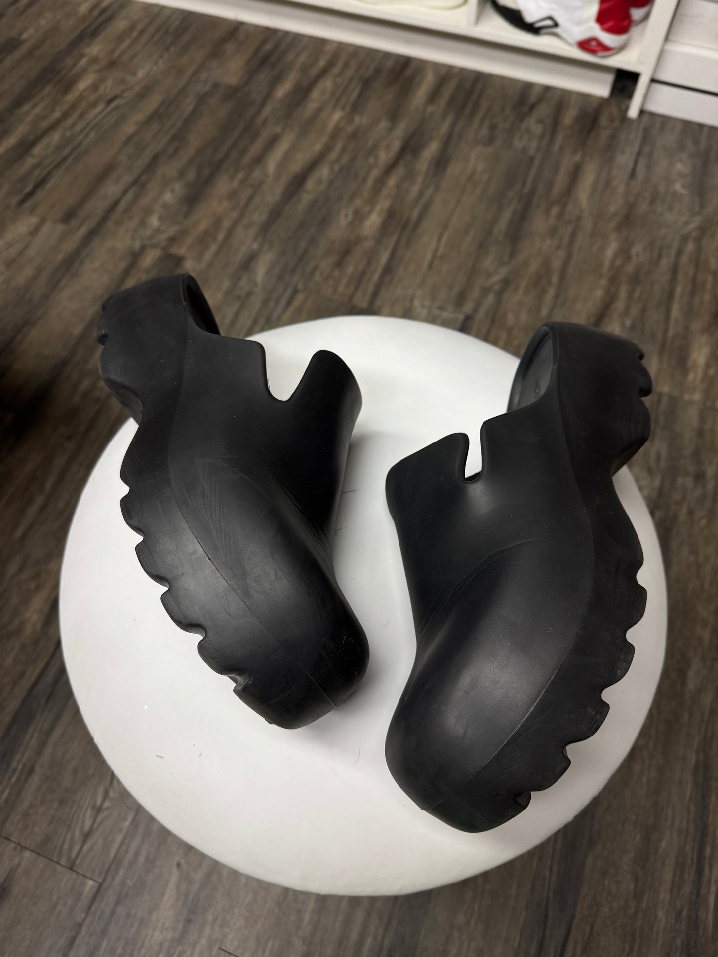BOTTEGA VENETA BLACK RUBBER MULES (10.5)