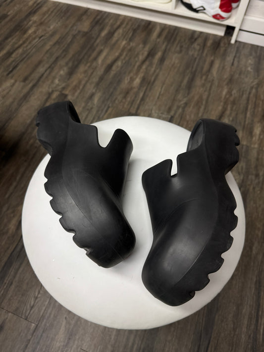BOTTEGA VENETA BLACK RUBBER MULES (10.5)