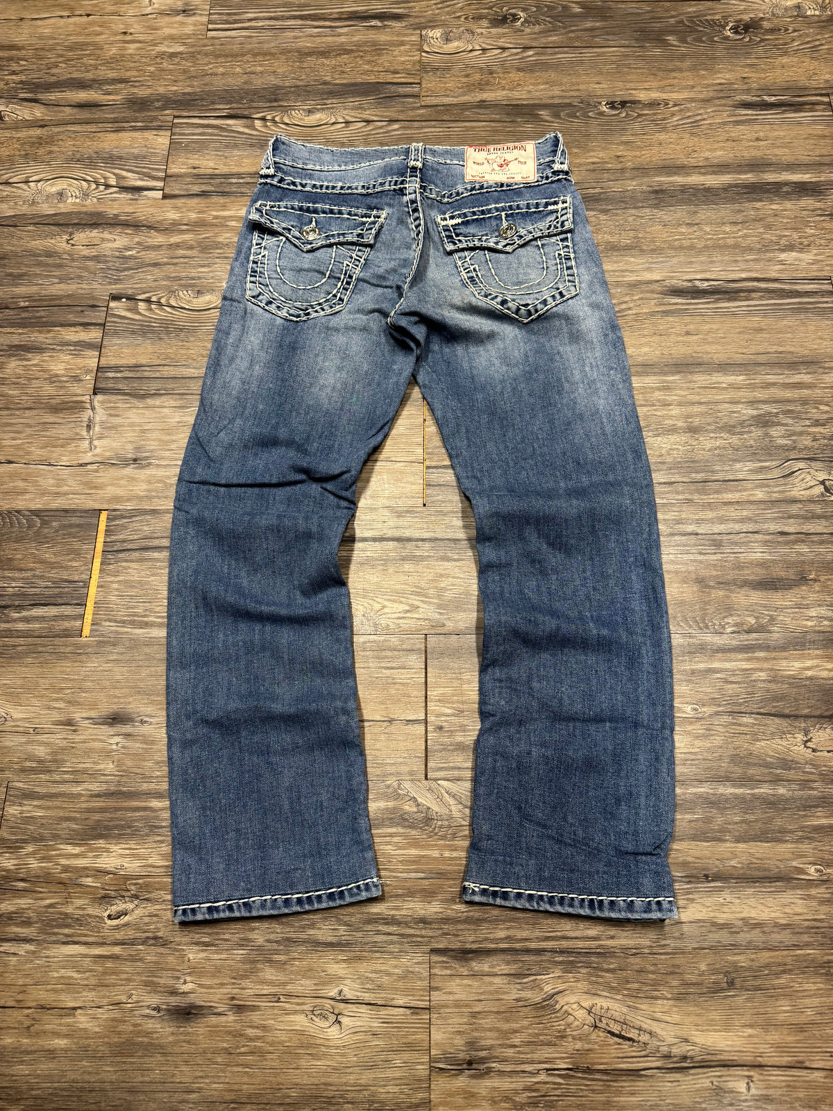TRUE RELIGION LIGHTWASH RICKY RELAXED STRAIGHT WHITE STITCH JEANS (30)