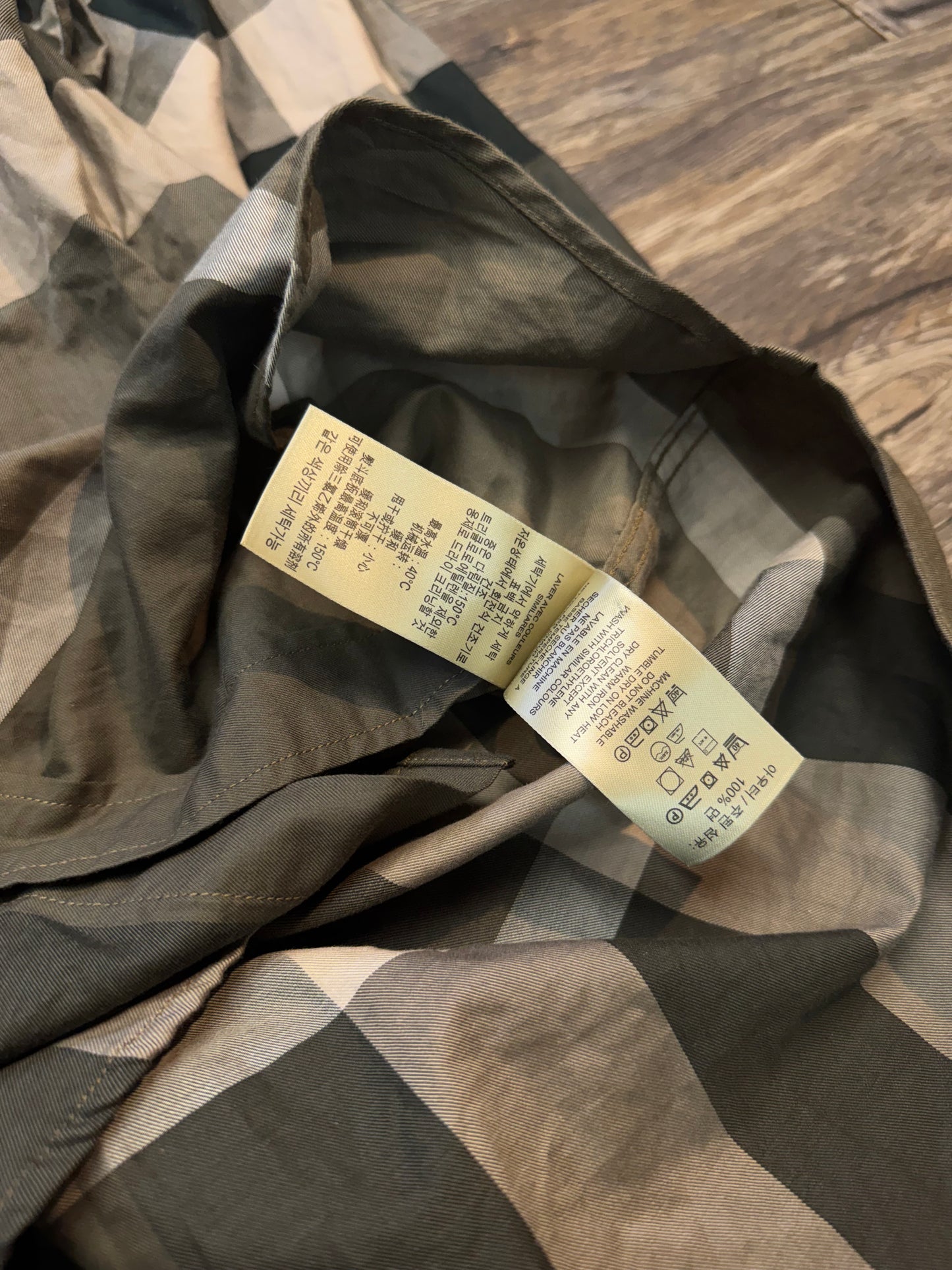 BURBERRY PLAID BUTTON UP (M)