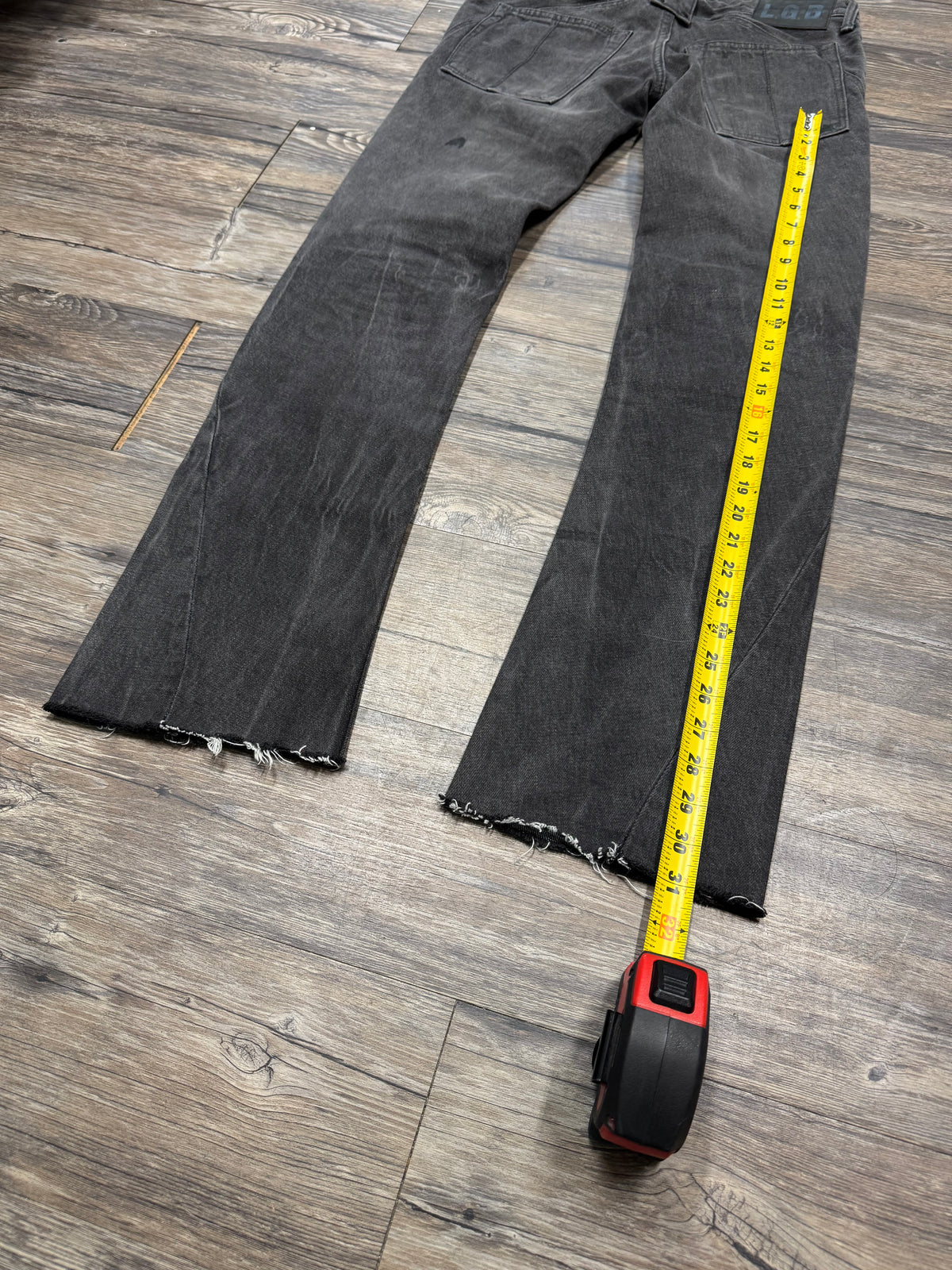 LE GRANDE BLEU DARKWASH DISTRESSED JEANS (30)