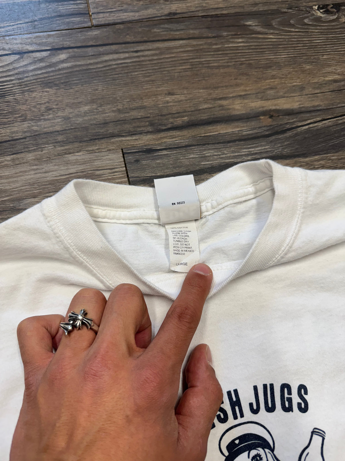 VINTAGE "FRESH JUGS" GRAPHIC T-SHIRT (M)