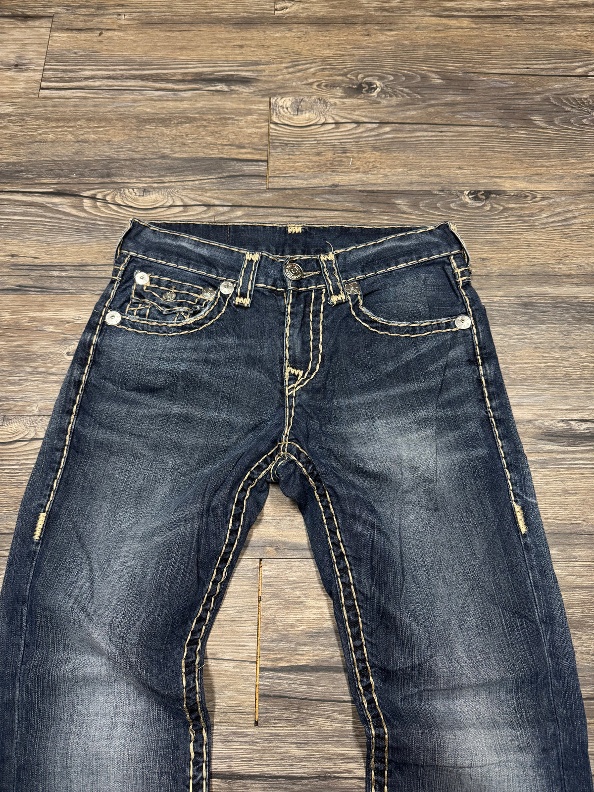 TRUE RELIGION DARK WASH 00’s CREAM STITCH JEANS (30)