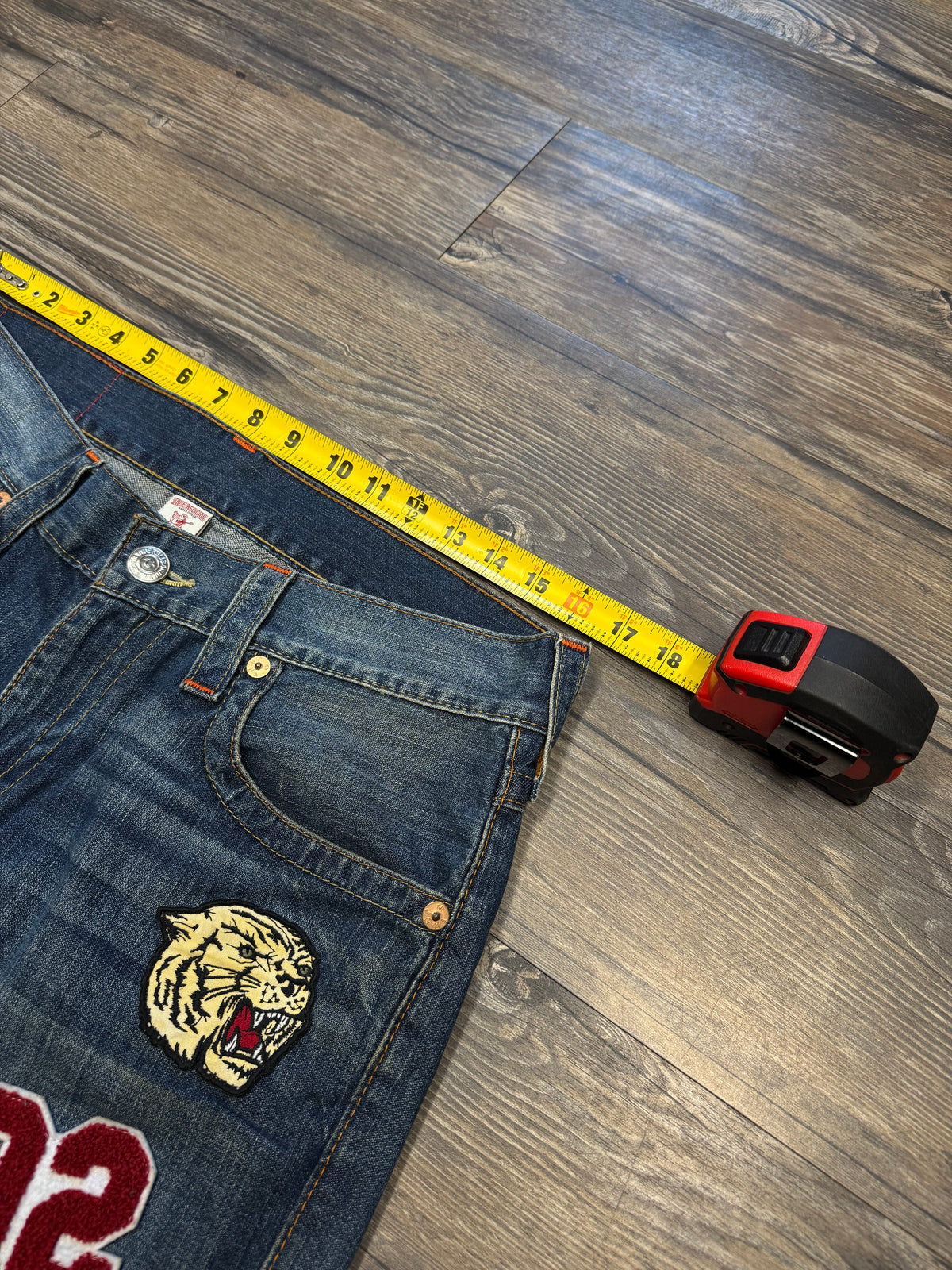 TRUE RELIGION PATCH BOOT CUT JEANS (34)
