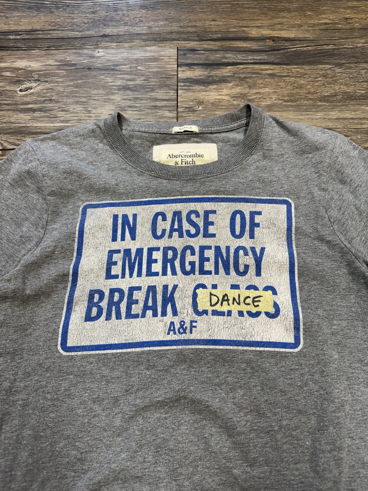 ABERCROMBIE & FITCH "IN CASE OF EMERGENCY BREAK DANCE" T-SHIRT (L)