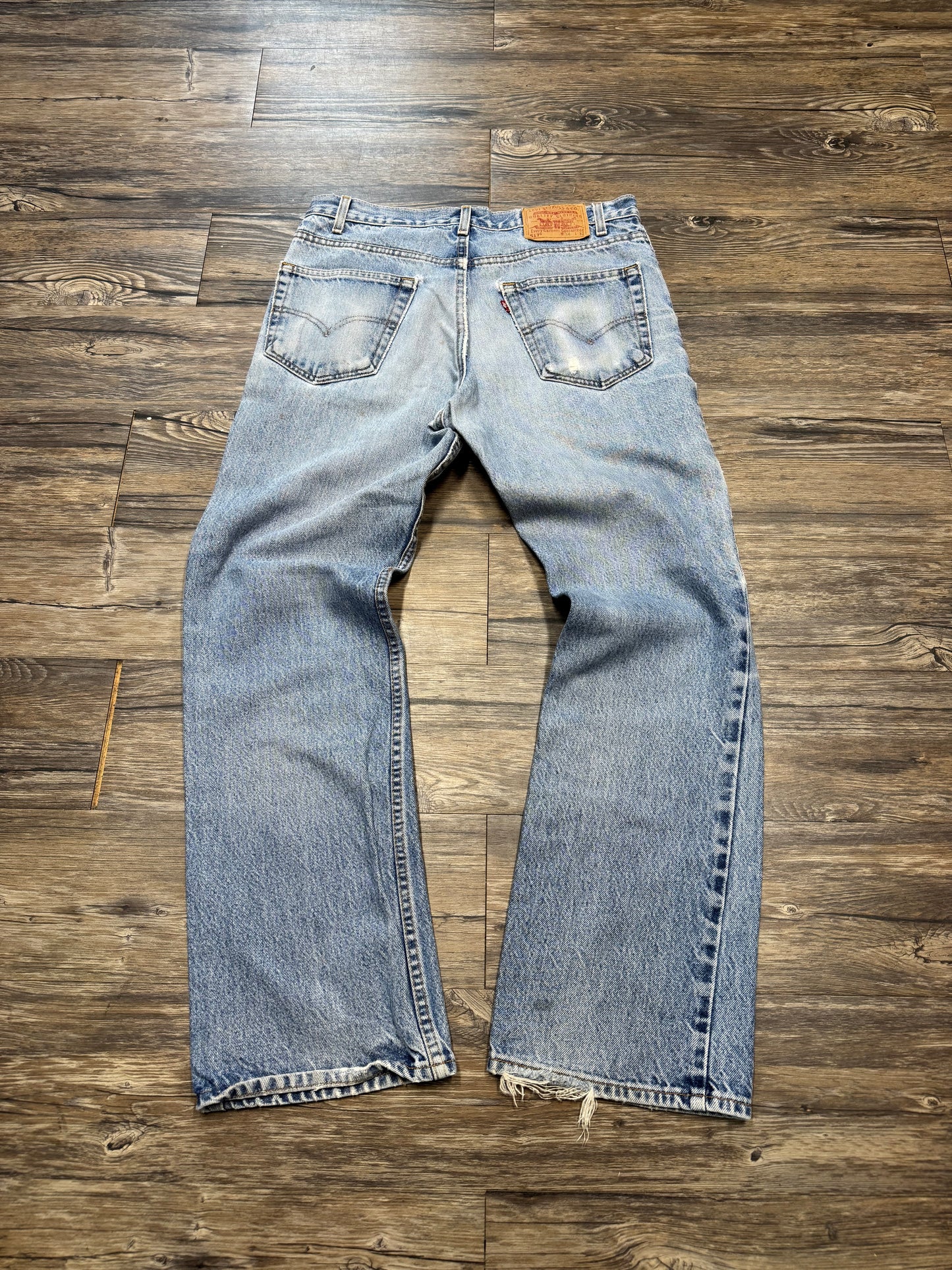 LEVI 517 STRAIGHT LEG FADED WASH DISTRESSED JEANS (34x32)