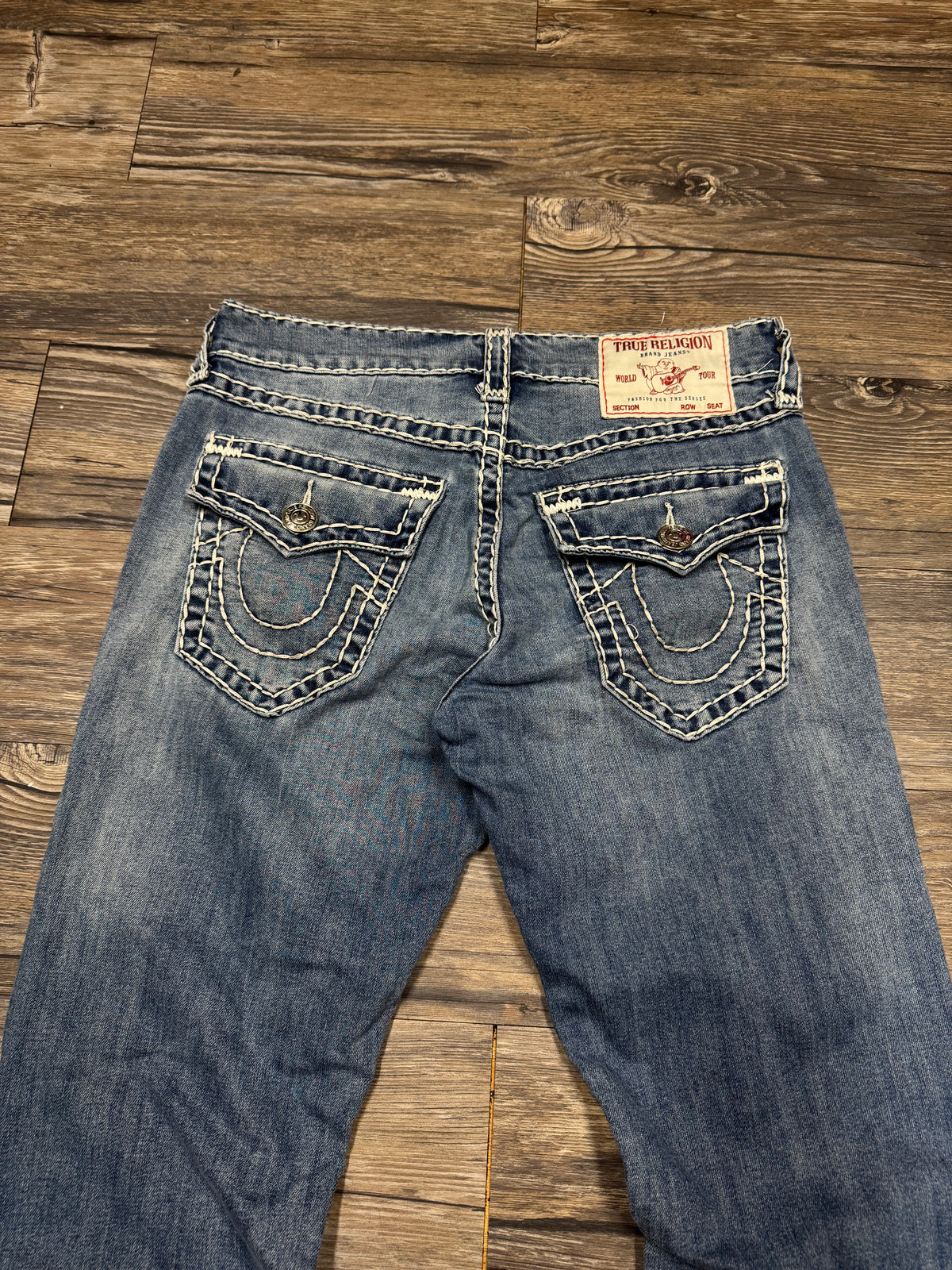 TRUE RELIGION LIGHTWASH RICKY RELAXED STRAIGHT WHITE STITCH JEANS (31)