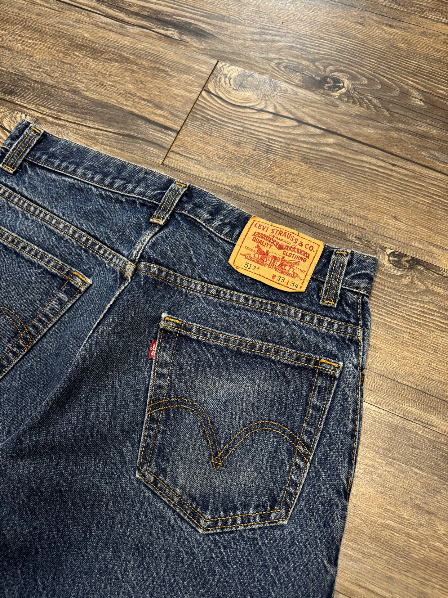 LEVI 517 BOOTCUT JEANS WITH DARK WASH (33x34)