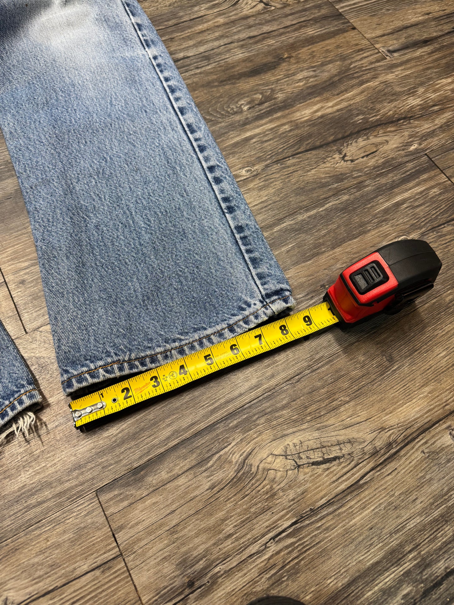 LEVI 517 STRAIGHT LEG FADED WASH DISTRESSED JEANS (34x32)