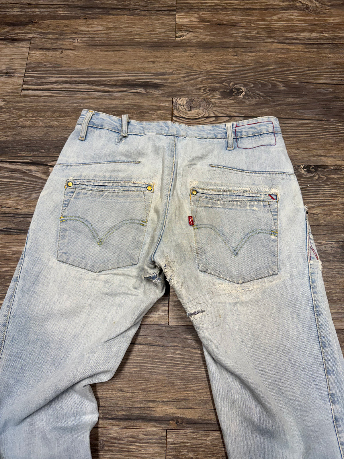 LEVIS ENGINEERED REPAIRED LIGHTWASH BOOTCUT JEANS (31)