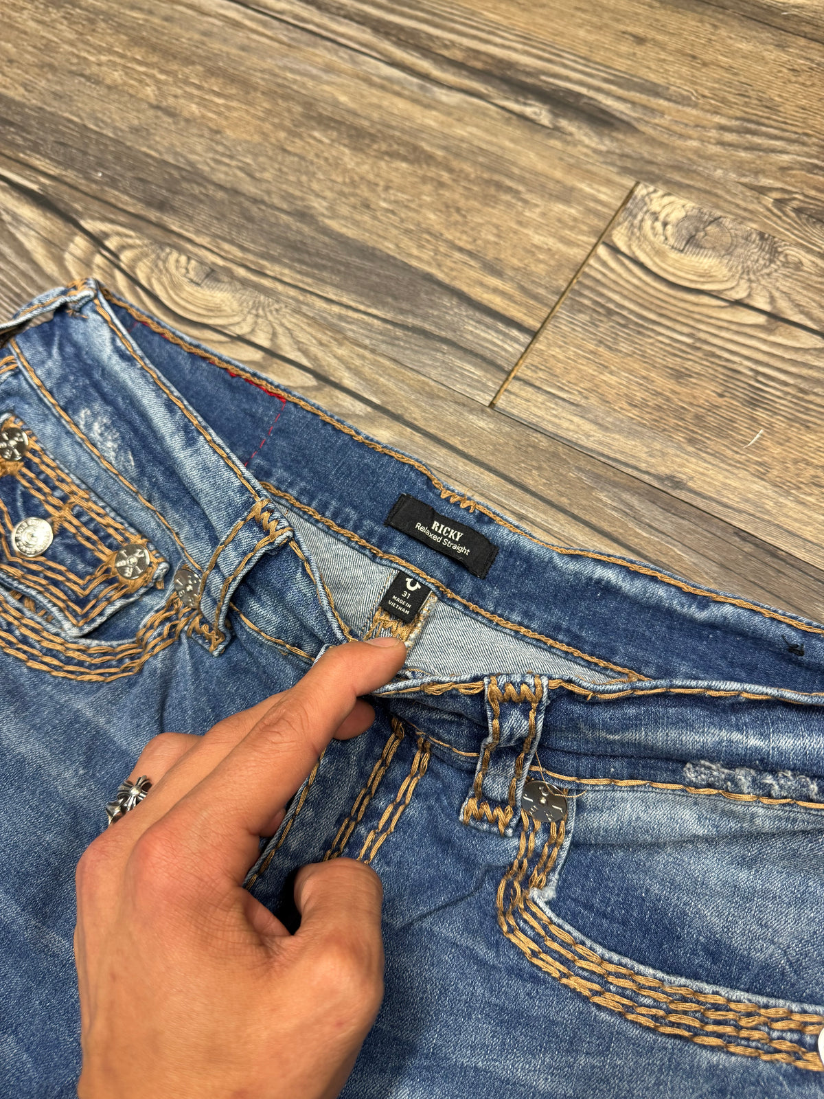 TRUE RELIGION RICKY RELAXED STRAIGHT BROWN STITCH JEANS (31)