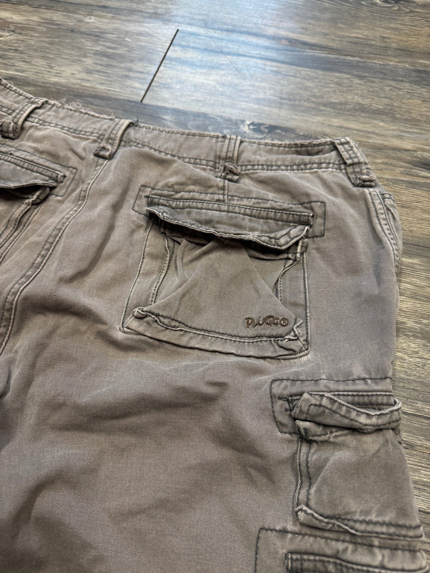 PLUGG Y2K FADED GRAY CARGO SHORTS (32)