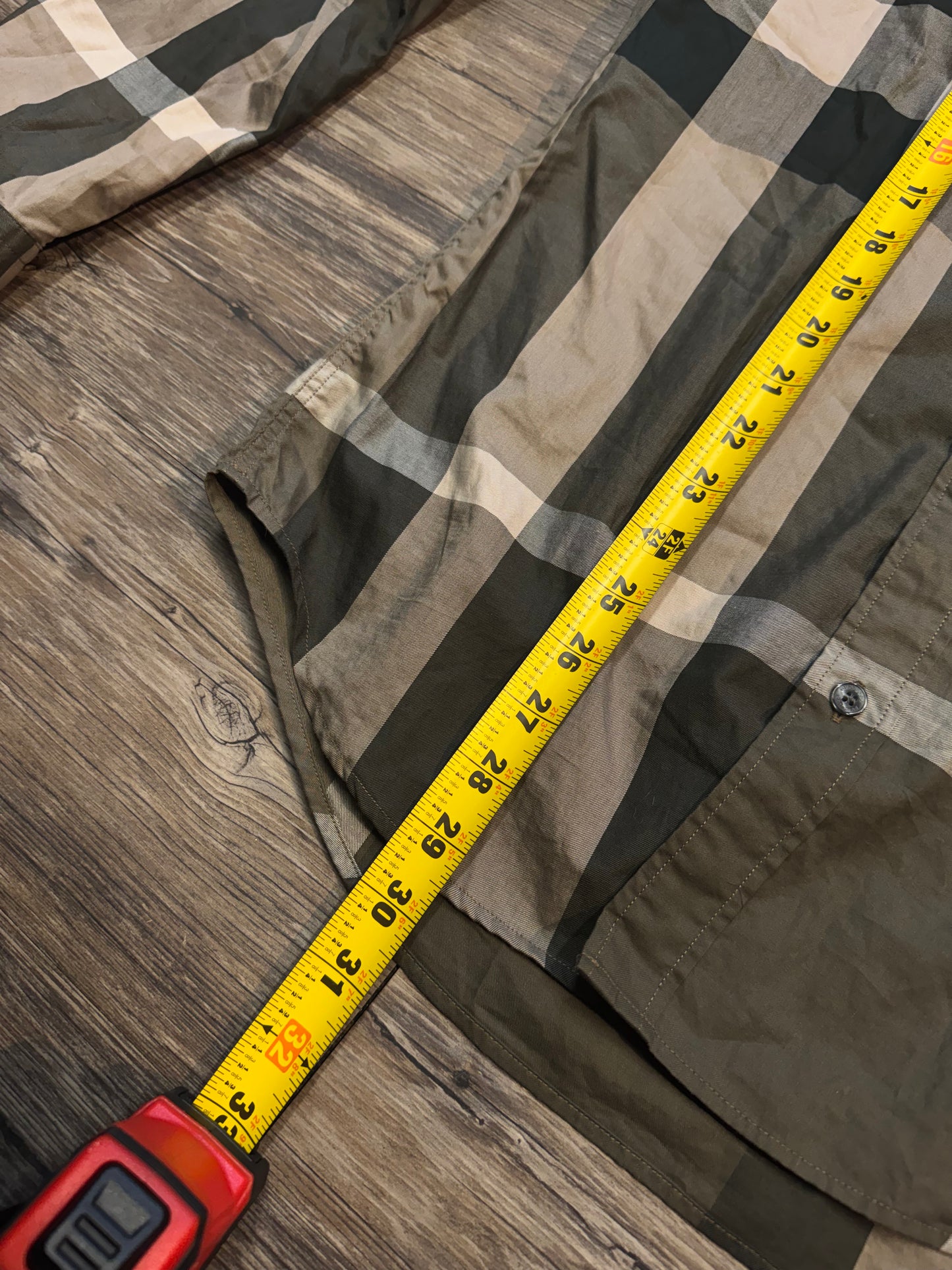 BURBERRY PLAID BUTTON UP (M)