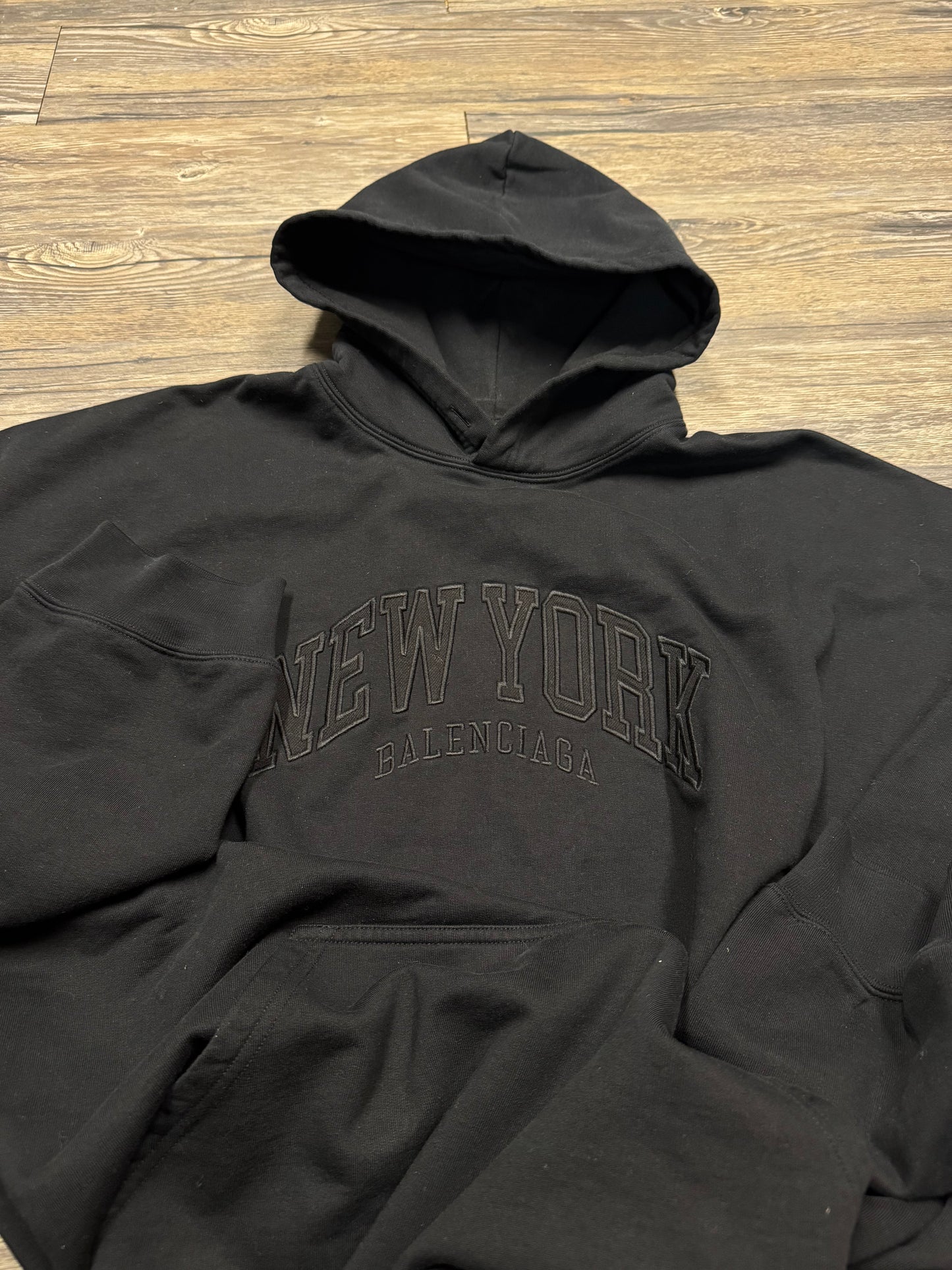 BALENCIAGA BLACK NEW YORK LOGO HOODIE (L)