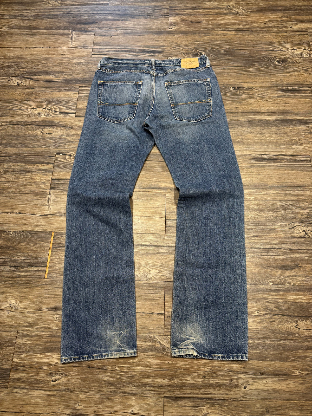 ABERCROMBIE & FITCH LIGHT WASH BOOTCUT BLUE DENIM JEANS (34)