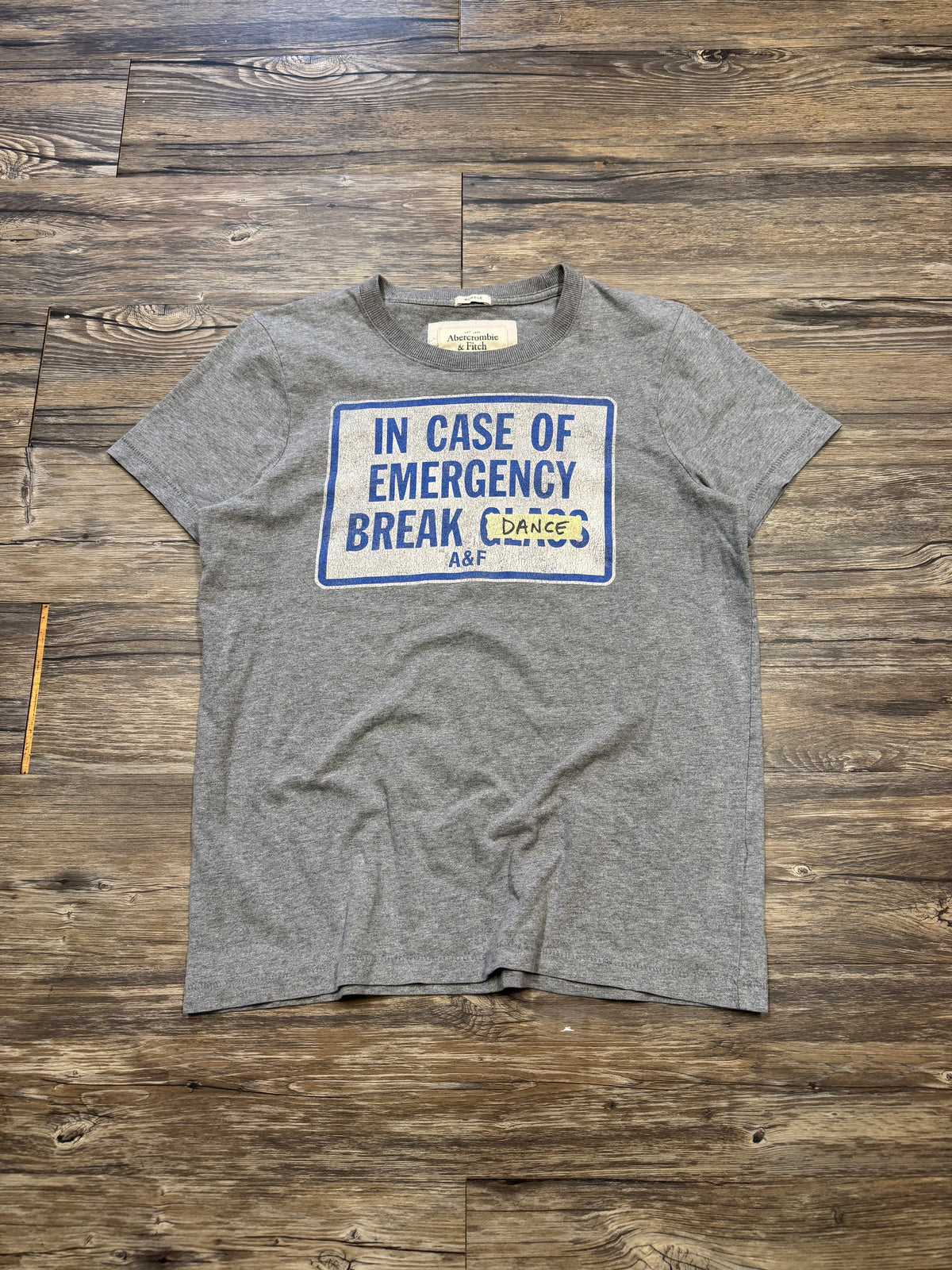 ABERCROMBIE & FITCH "IN CASE OF EMERGENCY BREAK DANCE" T-SHIRT (L)