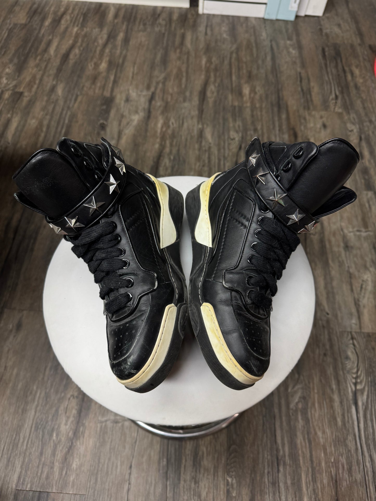 GIVENCHY TYSON LEATHER HI-TOP STUDDED SNEAKERS (42)