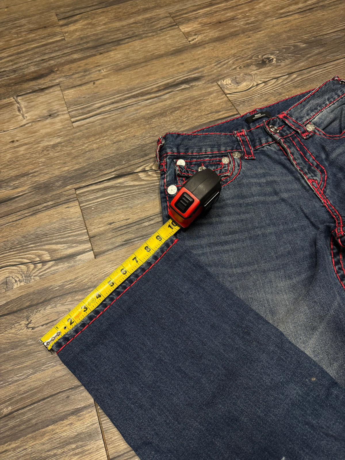 TRUE RELIGION DARK WASH BILLY RELAXED BOOTCUT RED STITCH JEANS (30)