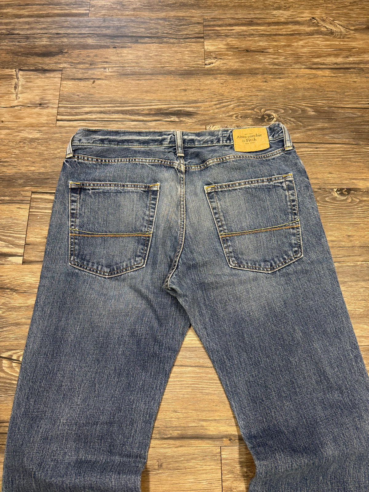 ABERCROMBIE & FITCH LIGHT WASH BOOTCUT BLUE DENIM JEANS (34)
