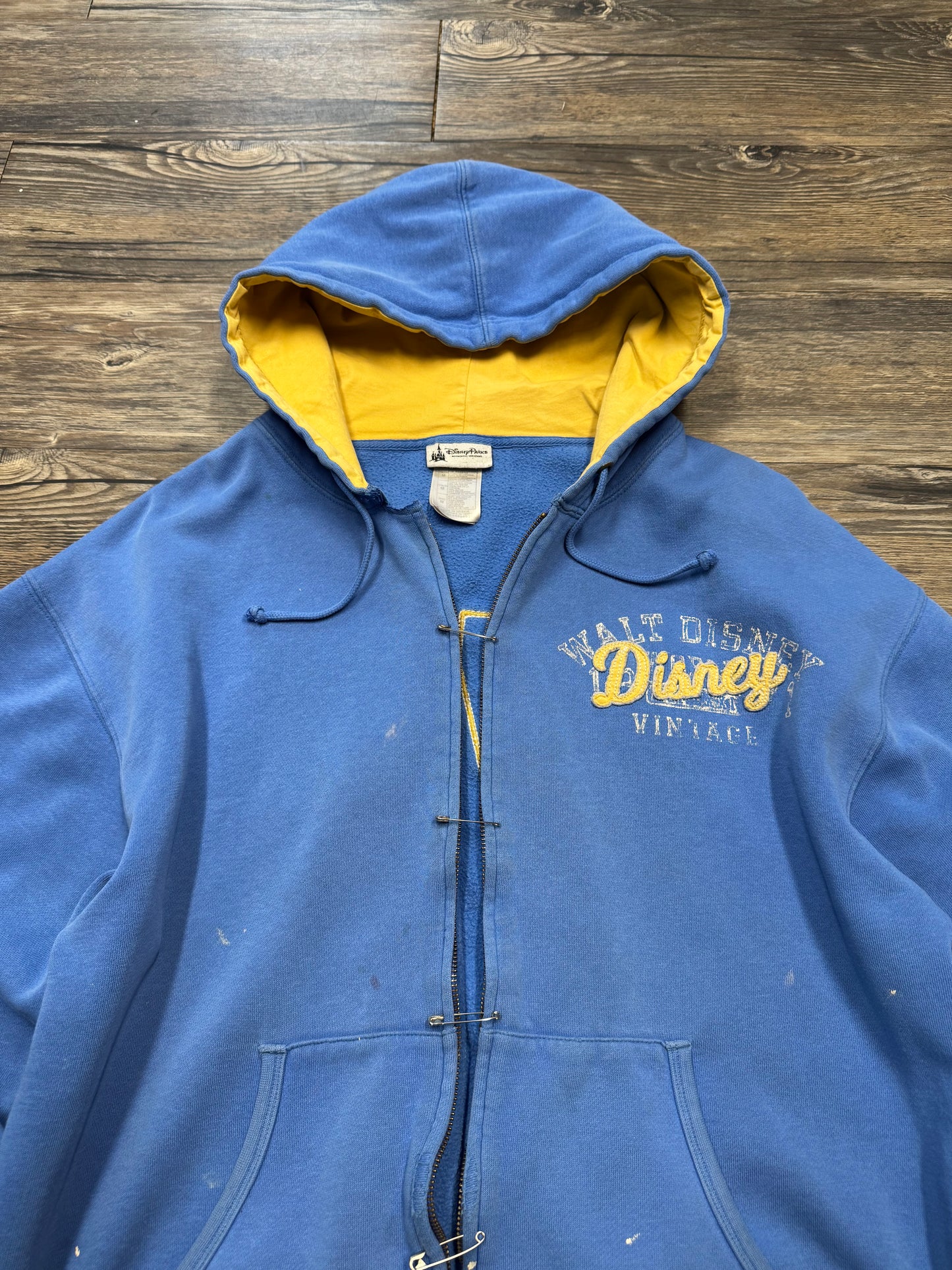 WALT DISNEY DISTRESSED & FADED PIN CLOSURE HOODIE (M)