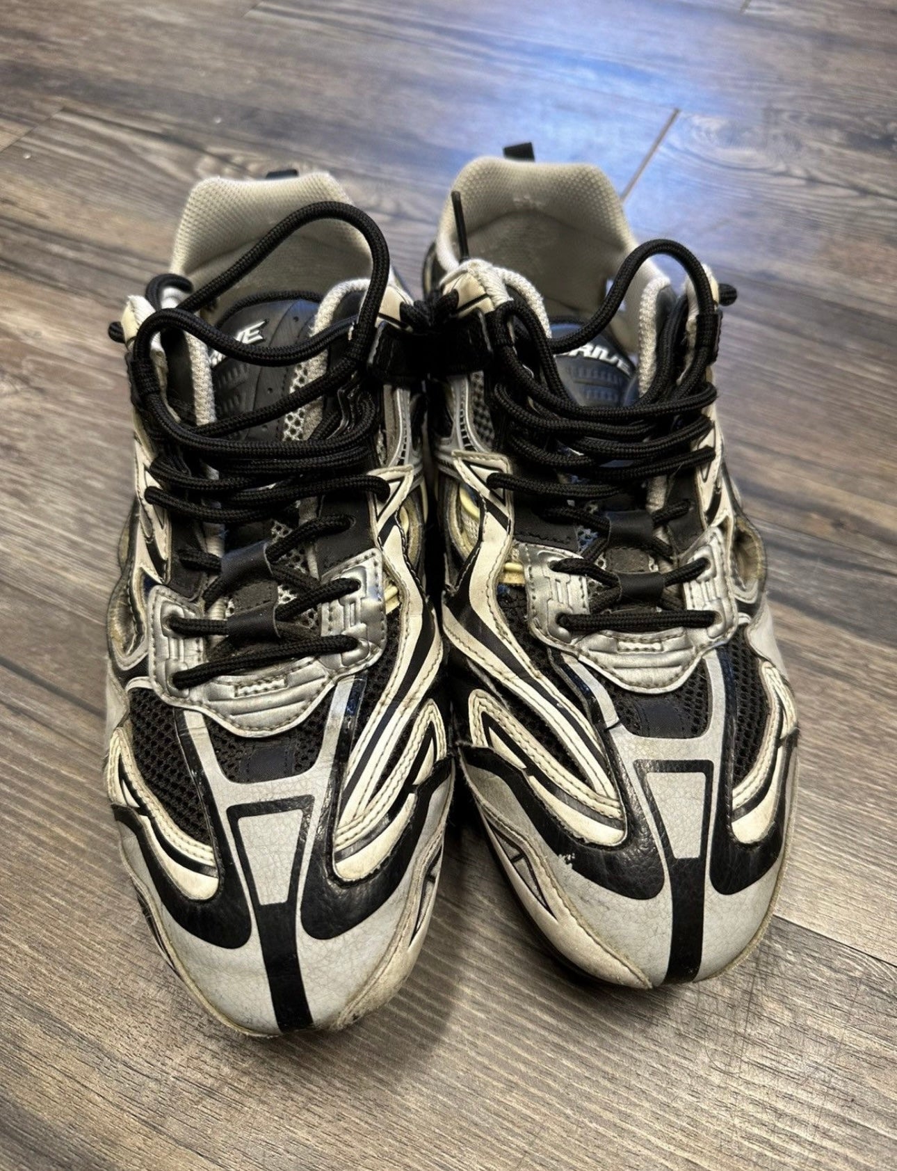 BALENCIAGA LOW TOP SNEAKERS (M 9)