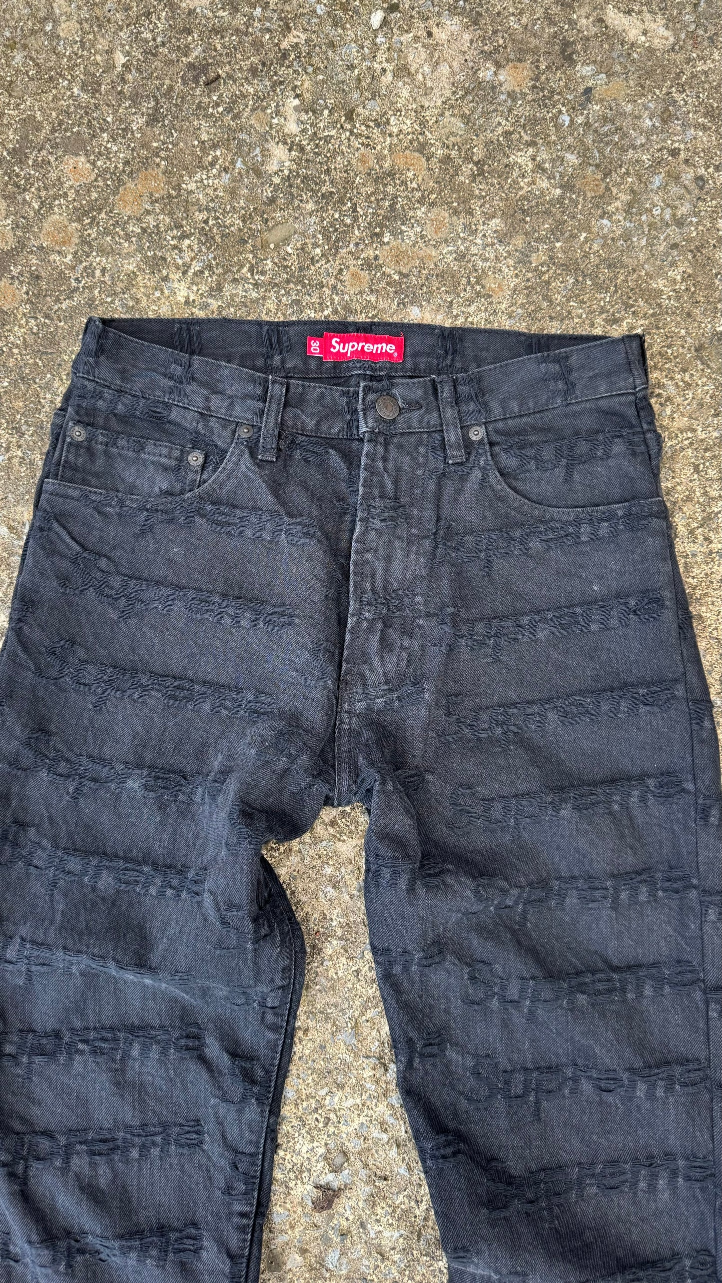 SUPREME DISTRESSED LOGO JEANS (30)
