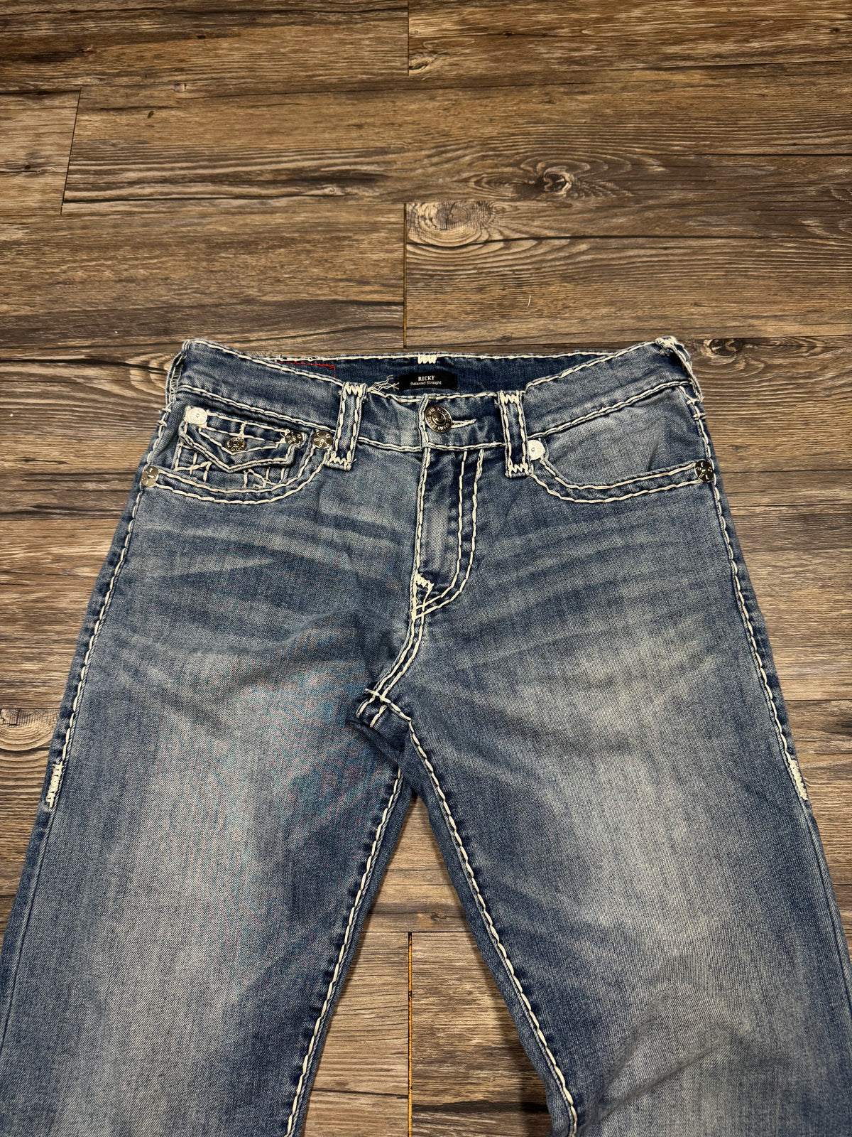 TRUE RELIGION LIGHTWASH RICKY RELAXED STRAIGHT WHITE STITCH JEANS (31)
