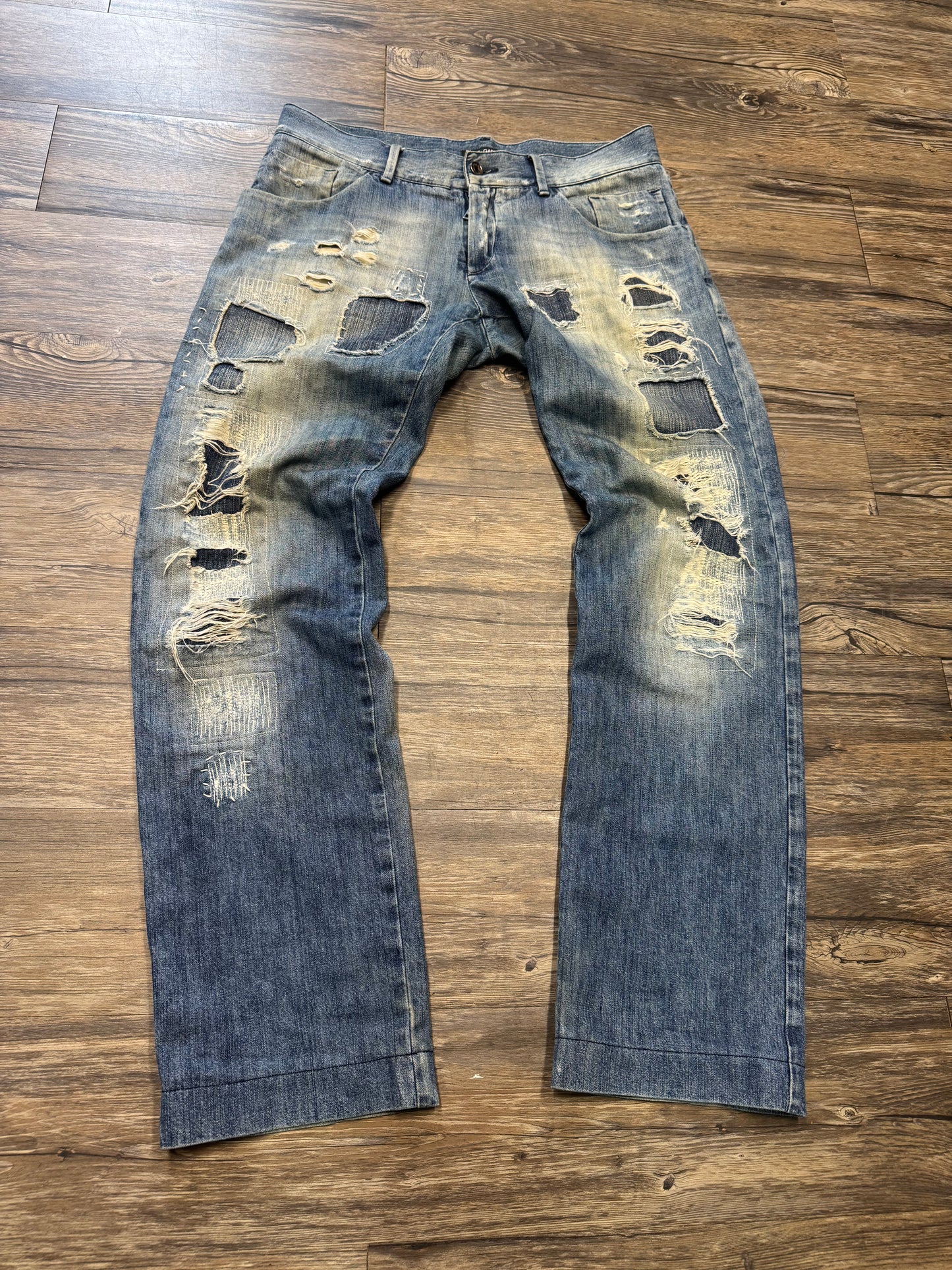 2000’s DOLCE & GABBANA DISTRESSED & REPAIRED LIGHTWASH JEANS (32)