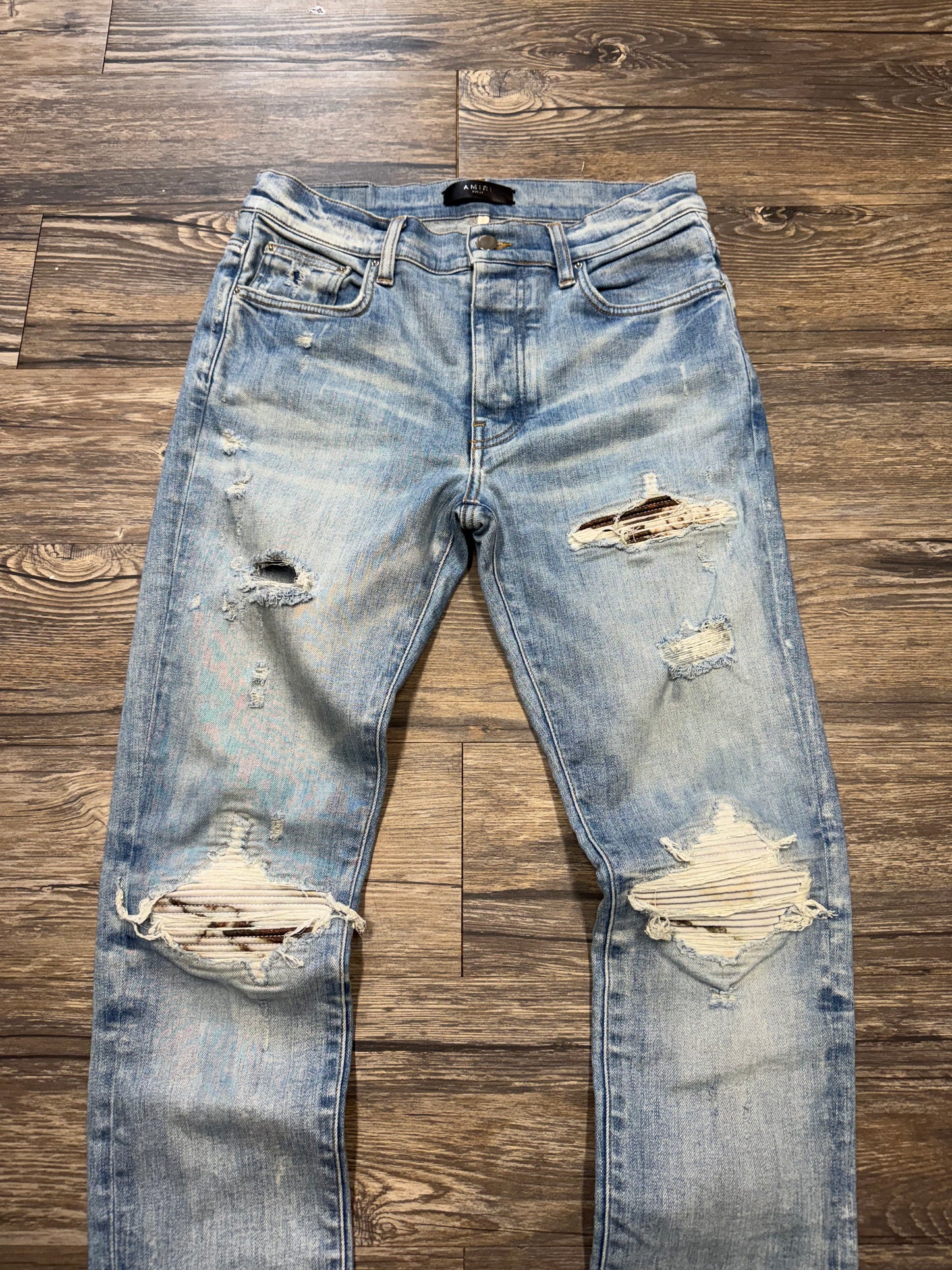 AMIRI MX1 LIGHTWASH DISTRESSED JEANS (30)