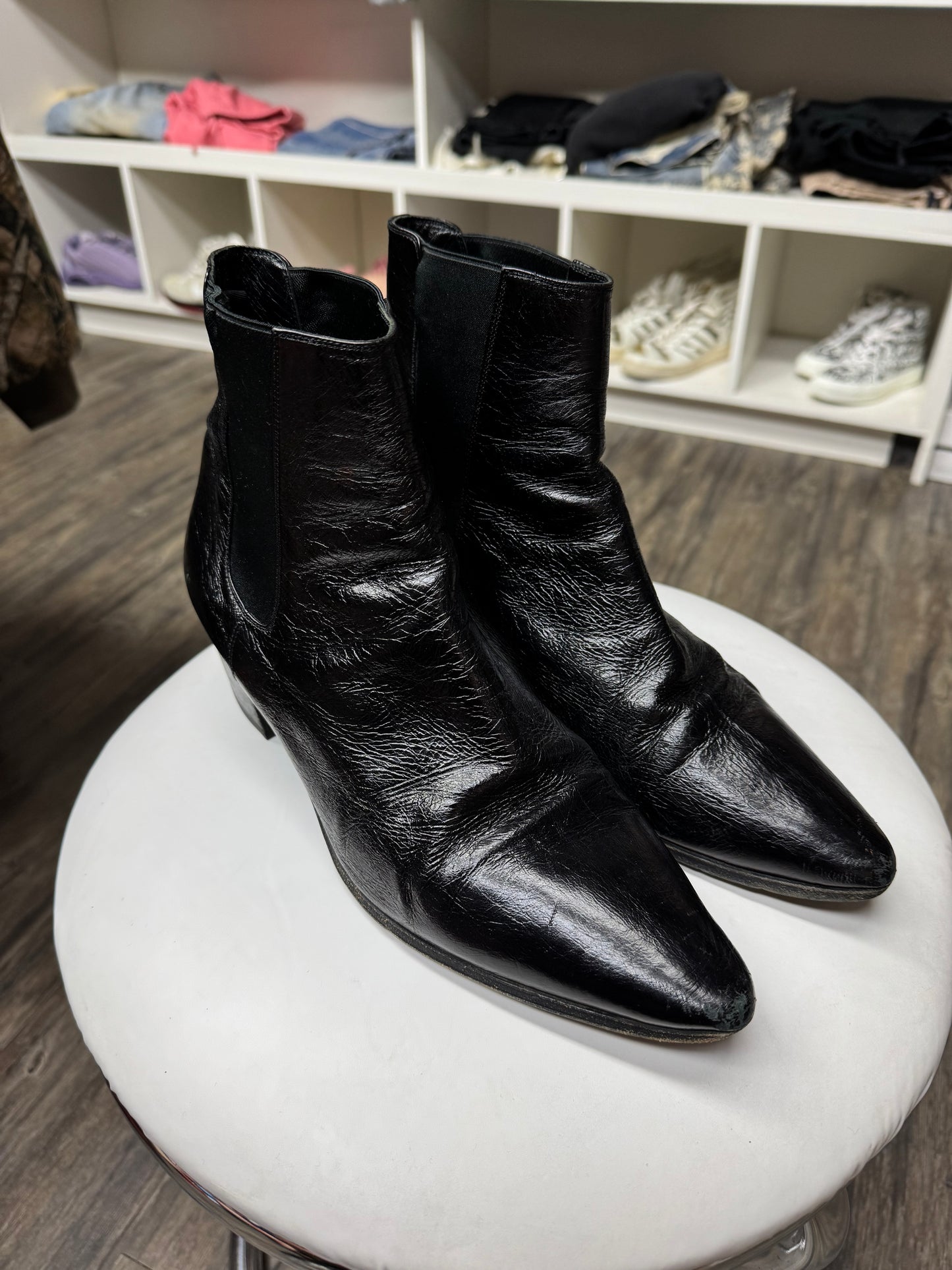 SAINT LAURENT HEDI SLIMANE 60S BLACK PATENT CHELSEA BOOTS (44.5)