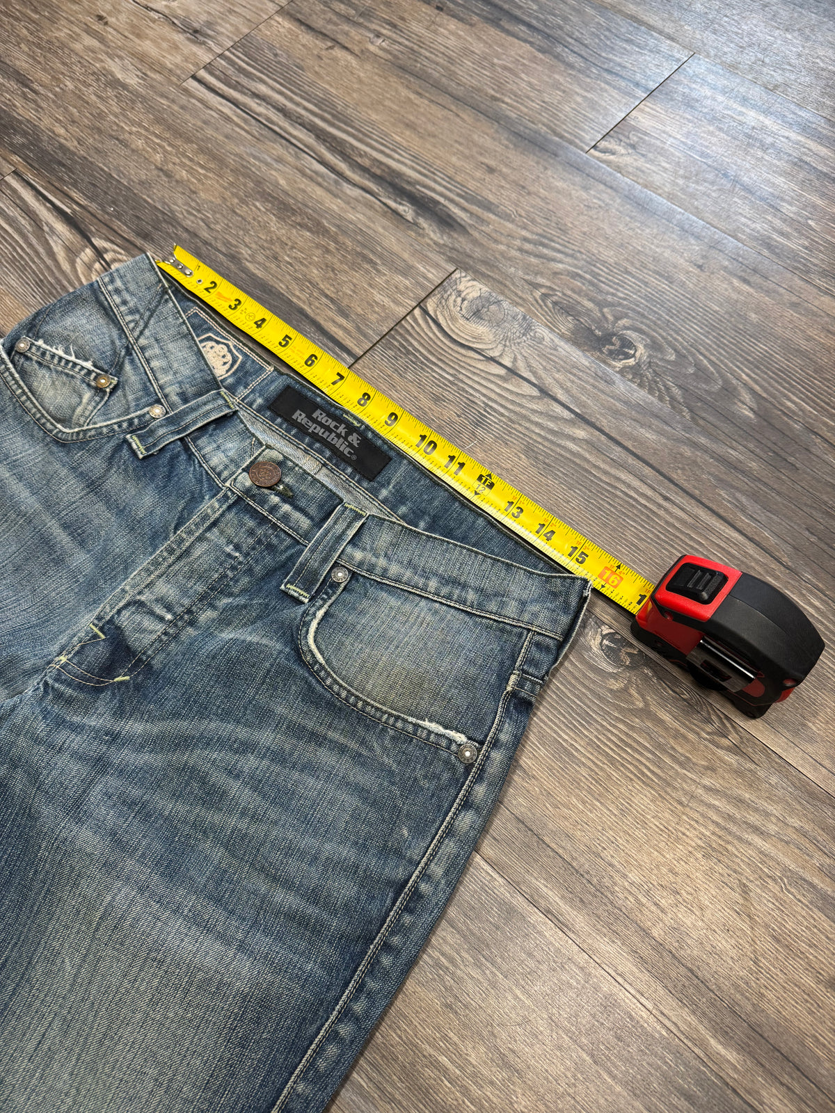 ROCK & REPUBLIC LIGHT WASH BOOTCUT JEANS (32)