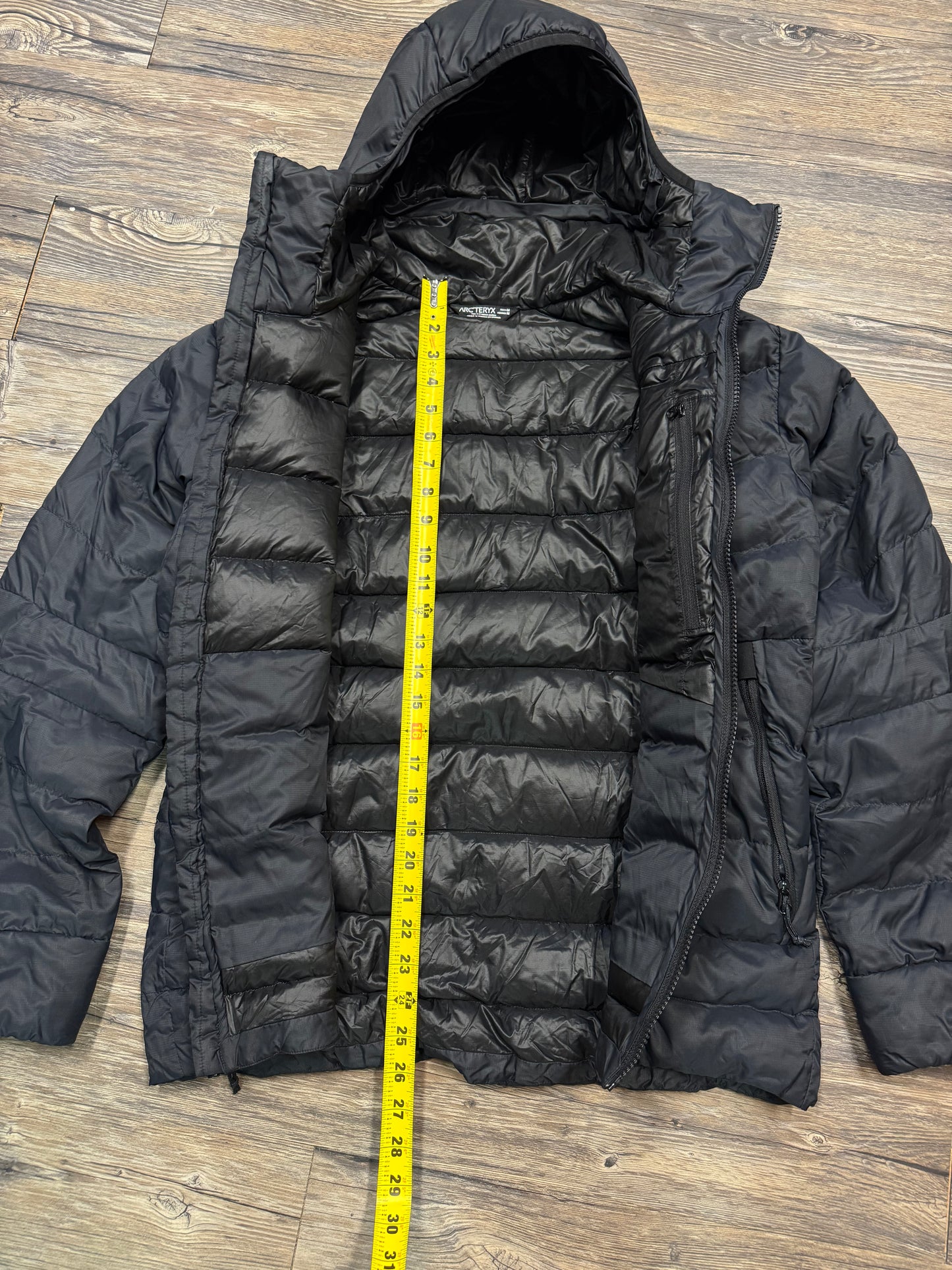 ARCTERYX HOODED PUFFER JACKET (M)