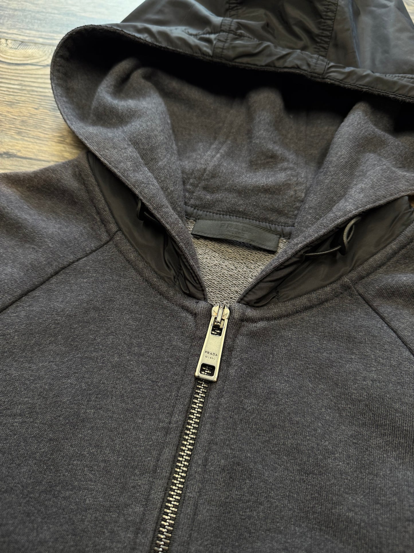 PRADA SLIM FIT RED TAB LIGHTWEIGHT HYBRID NYLON HOODED SWEATSHIRT (M)