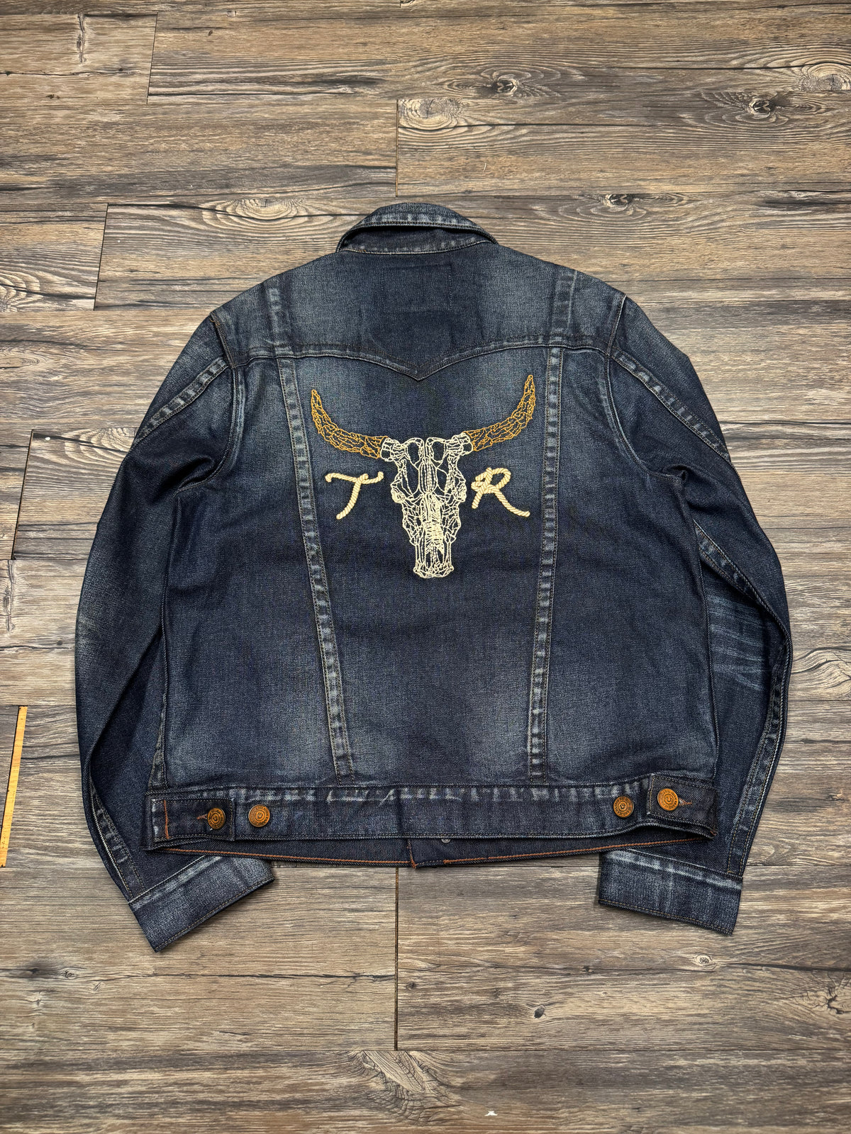 TRUE RELIGION JIMMY INDIGO EMBROIDERED DENIM TRUCKER JACKET (XL)