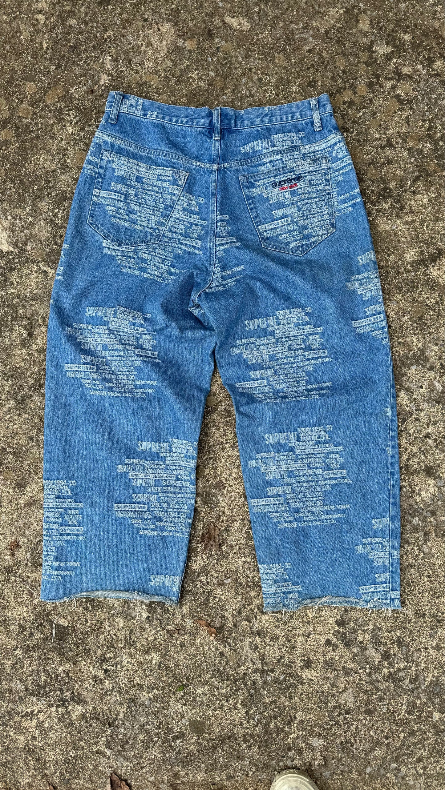SUPREME DISTRESSED TEXT BAGGY JEANS (30)