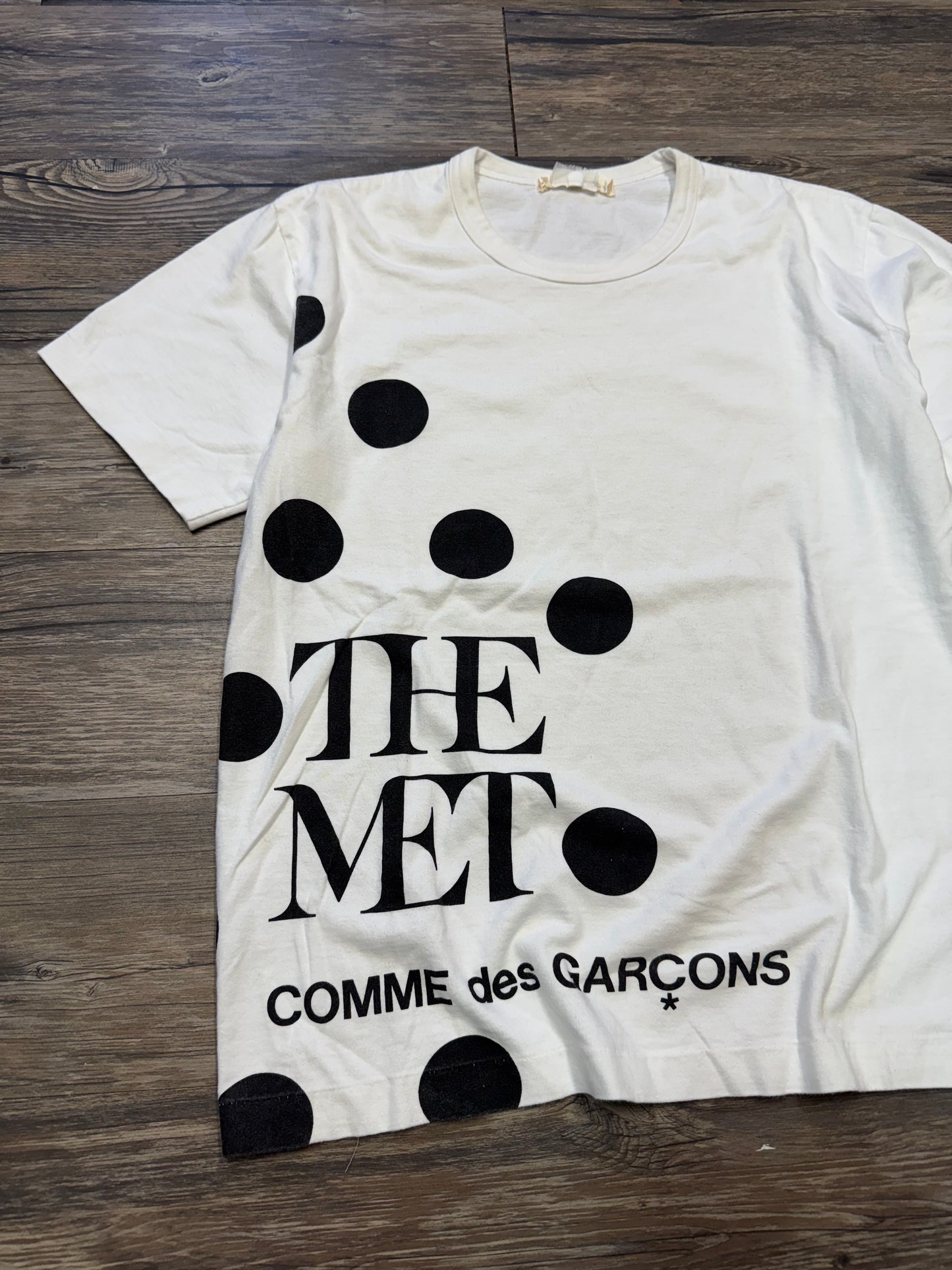 COMME DES GARCON "THE MET" TEE (L)