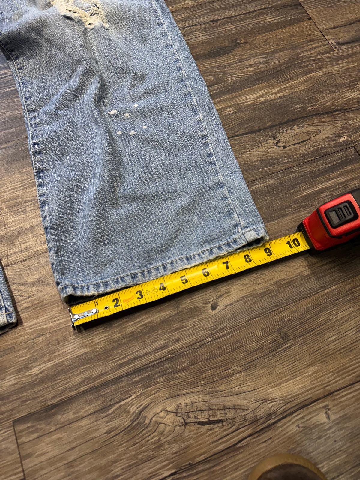 AVIREX LIGHT WASH BAGGY DISTRESSED JEANS (33)