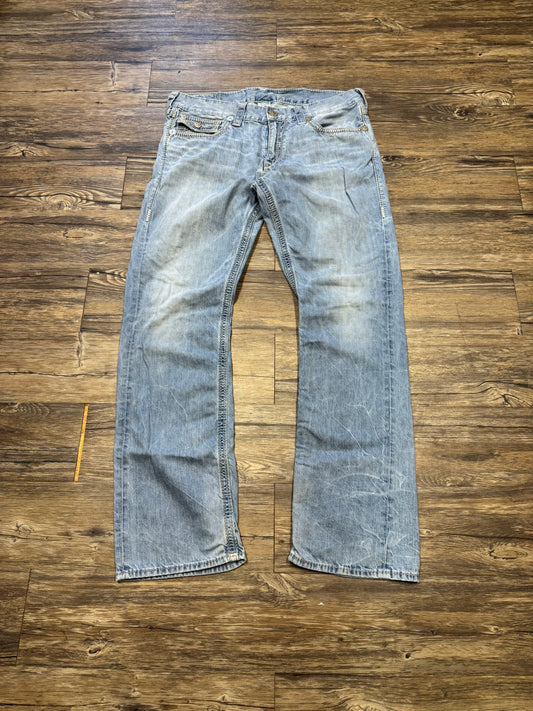 TRUE RELIGION LIGHTWASH DISTRESSED DENIM JEANS (36)