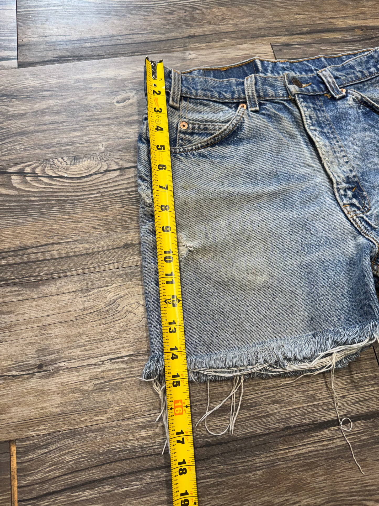 LEVIS ORANGE TAB 517 FADED & DISTRESSED SHORTS (33)