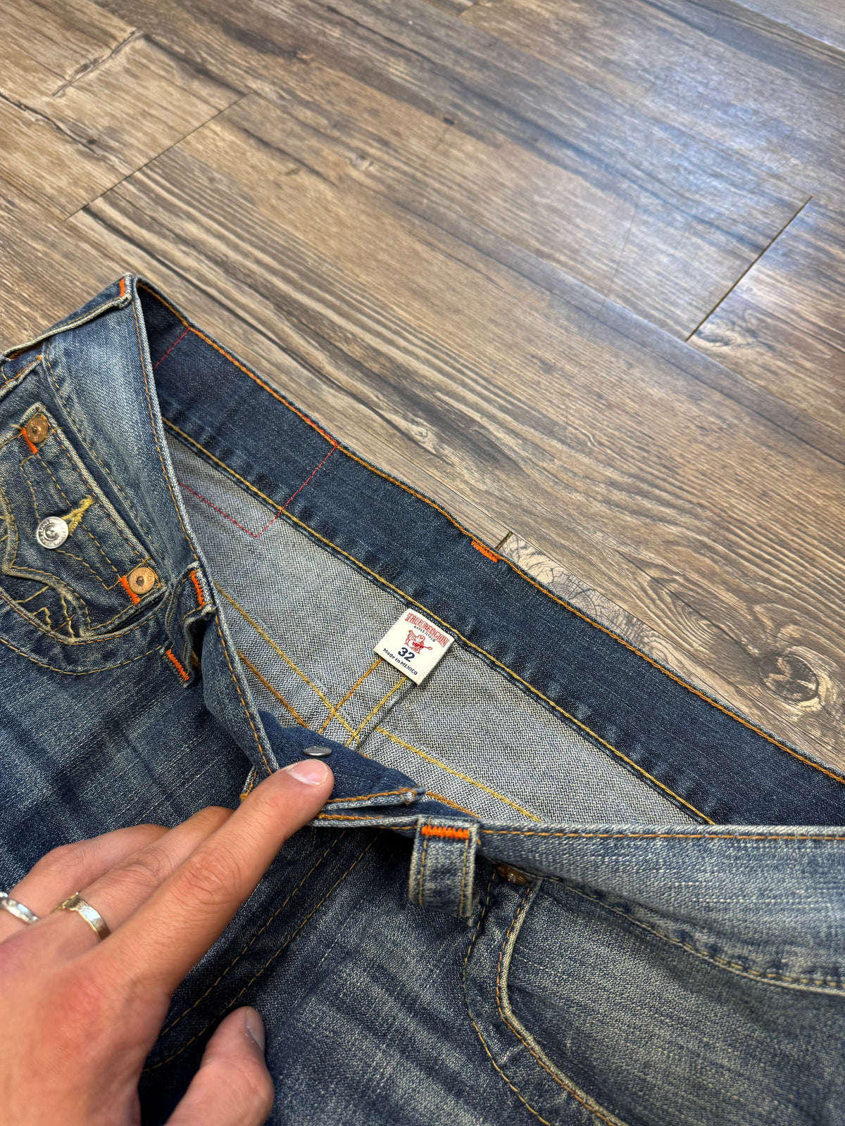 TRUE RELIGION PATCH BOOT CUT JEANS (34)