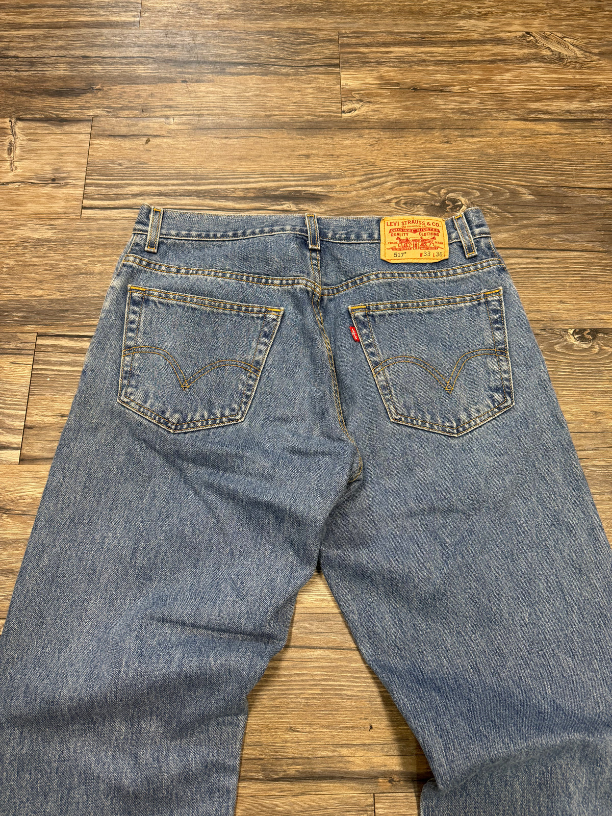 LEVI 517 BOOT-CUT BLUE JEANS (33)