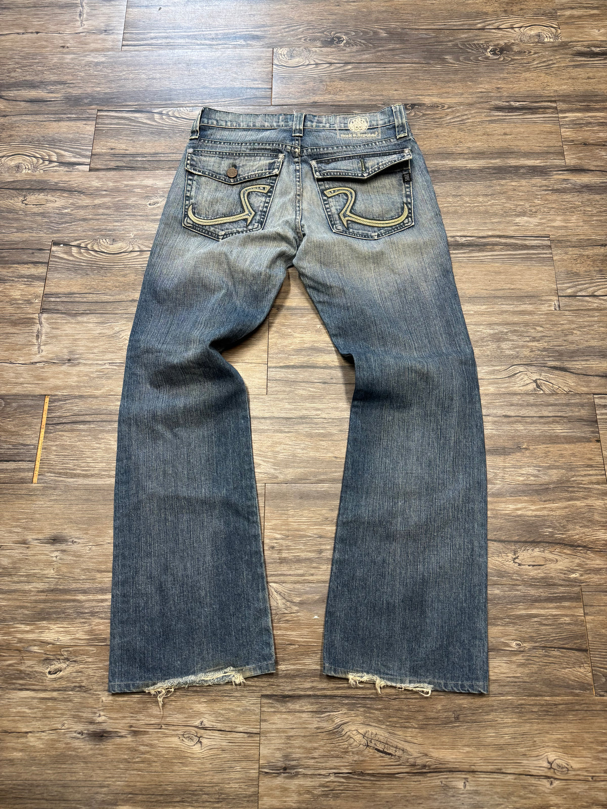ROCK & REPUBLIC LIGHT WASH BOOTCUT JEANS (32)