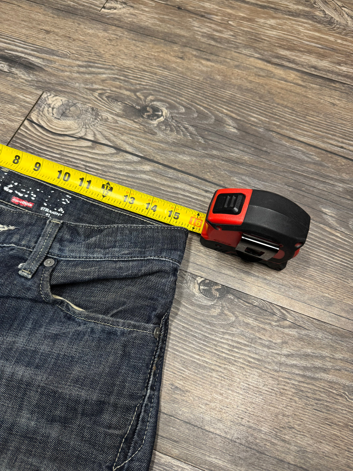 LEVI STRAIGHT LEG DARK WASH DENIM JEANS (32)