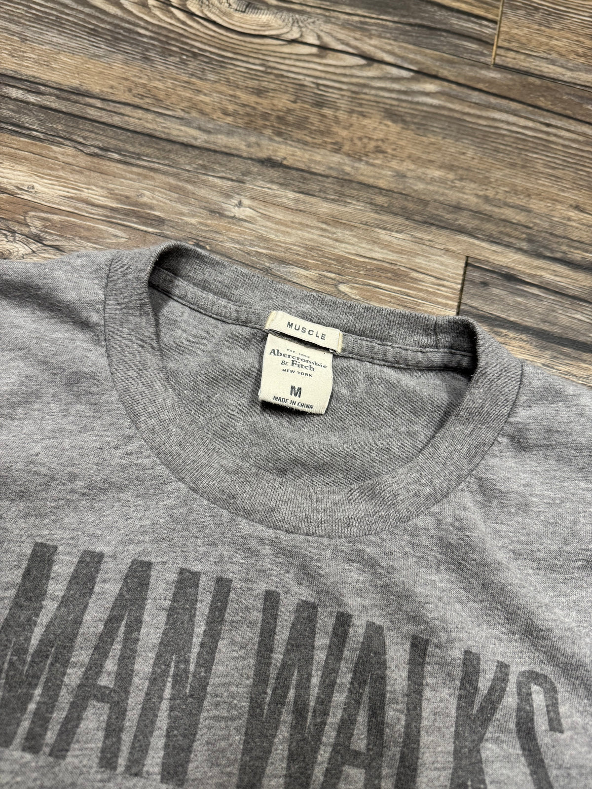 ABERCROMBIE & FITCH "A MAN WALKS INTO A BAR" VINTAGE T-SHIRT (M)