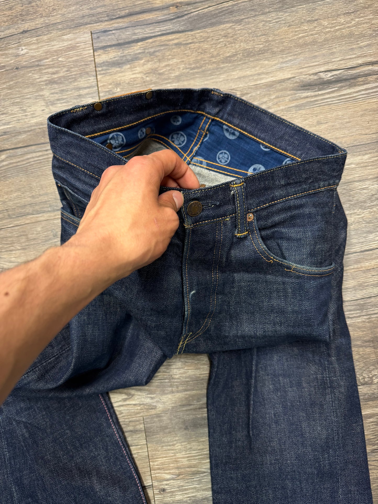 MOMOTARO DARK BLUE SELVEDGE DISTRESSED JEANS (31)