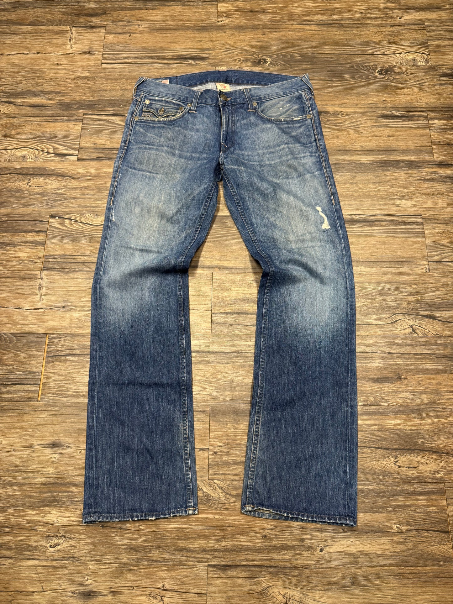 TRUE RELIGION DISTRESSED FADED BLUE DENIM JEANS (33)