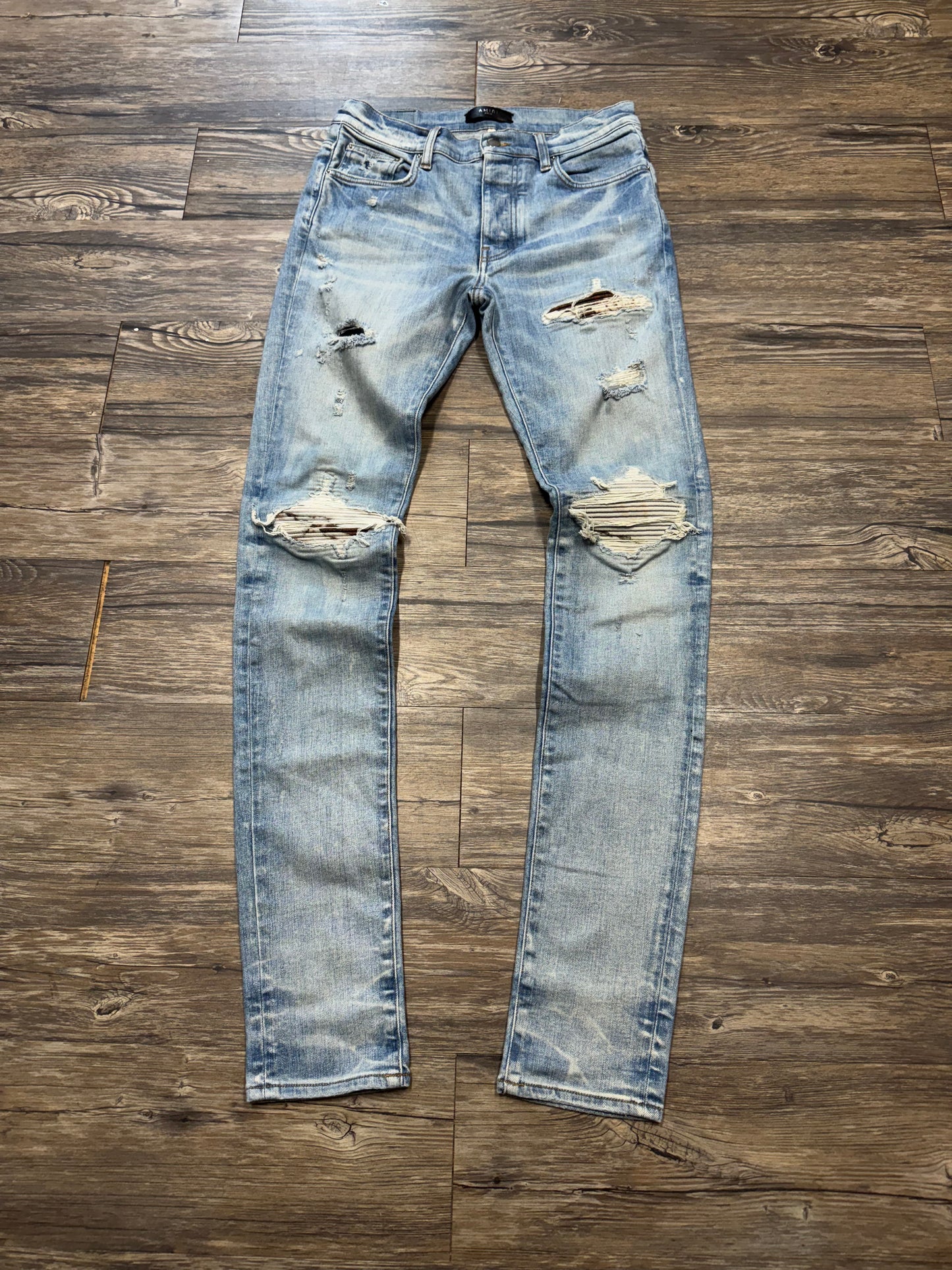 AMIRI MX1 LIGHTWASH DISTRESSED JEANS (30)