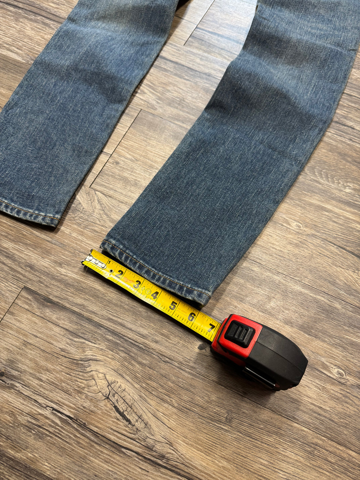 YVES SAINT LAURENT DARK WASH DENIM JEANS (32)