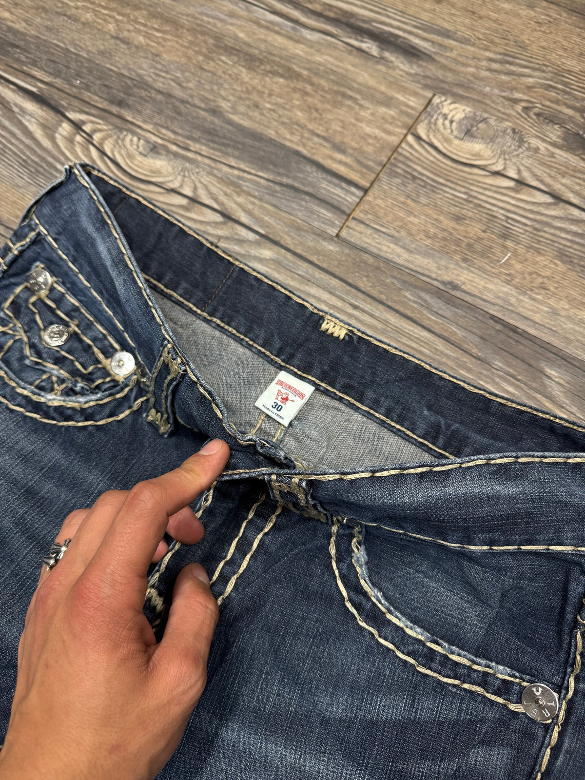 TRUE RELIGION DARK WASH 00’s CREAM STITCH JEANS (30)